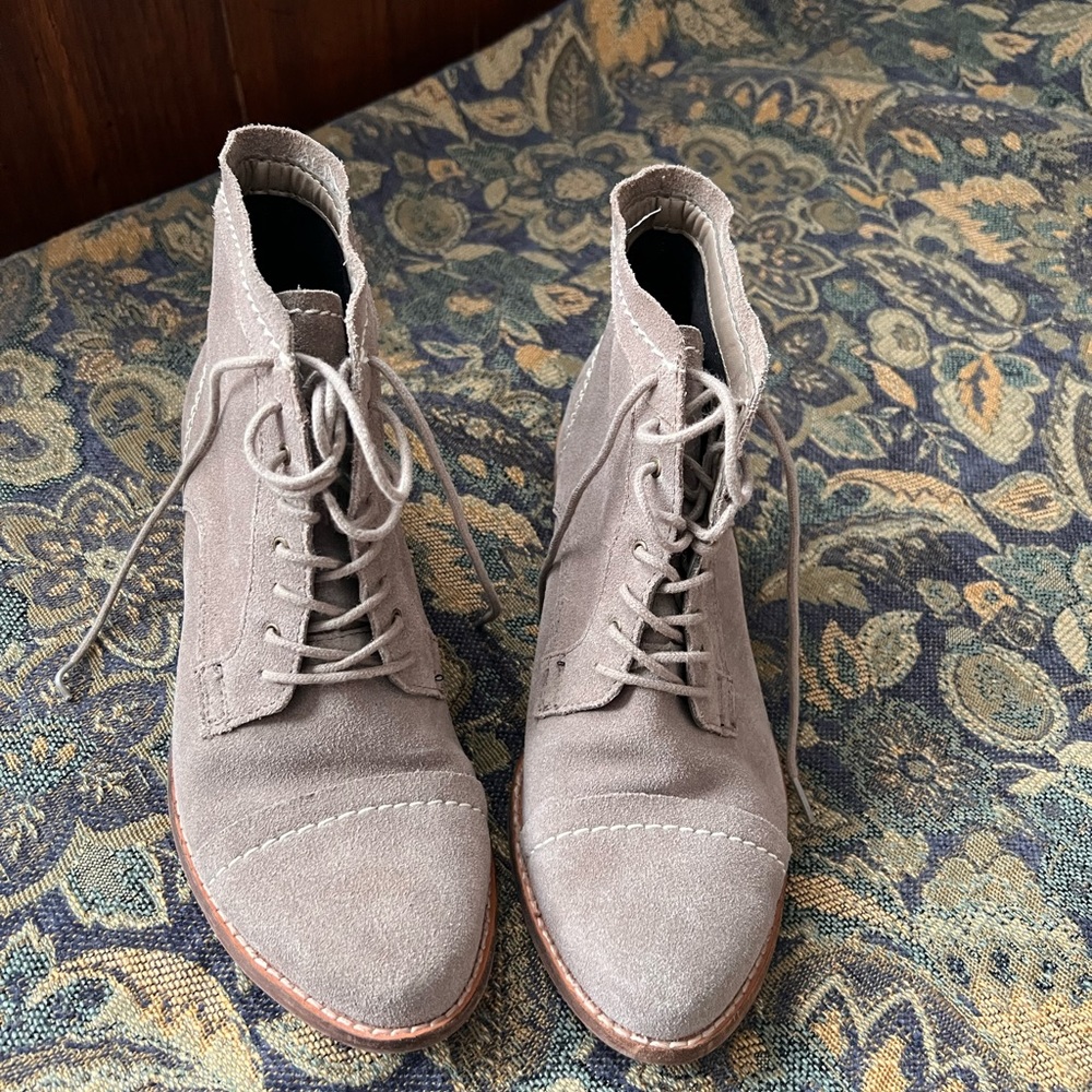 Dolce Vita Taupe Lace Up Suede Ankle Booties size 6